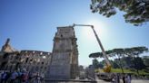 FOTOS: Un rayo daña un importante monumento en Roma