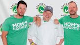 Wahlburgers, la marca de hamburguesas de Mark Wahlberg y sus hermanos, llegará a México con franquicias