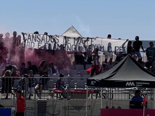 ‘Metam o pé’: torcida de clube português protesta contra possível venda ao Flamengo