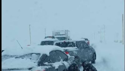 Alerta por nevadas. Cortes de ruta, hielo en la calzada y muchas familias caminando a la vera del camino