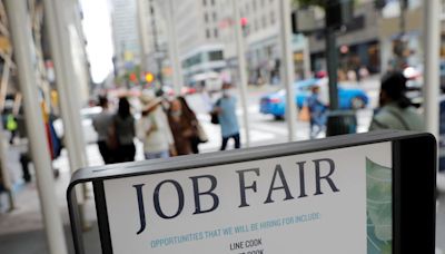 US weekly jobless claims fall amid low layoffs