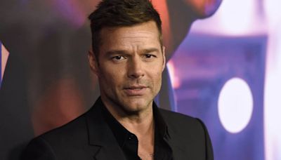 Ricky Martin publica video en poca ropa y es comparado con Britney Spears