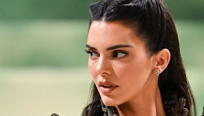 Kendall Jenner's Barefoot Stroll Around The Louvre Is Making People Scream