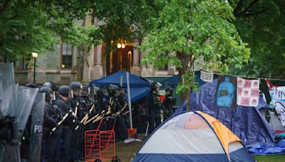 Policía detiene a más de 40 manifestantes al desalojar campamentos de protesta en campus de EEUU