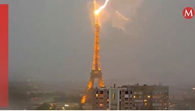 Así fue el momento en que un rayo IMPACTA sobre la Torre Eiffel