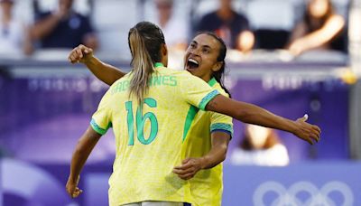 Marta inicia despedida olímpica com passe decisivo e vitória importante