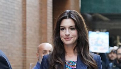 Cómo lograr el estilo casual chic de Anne Hathaway con básicos de armario