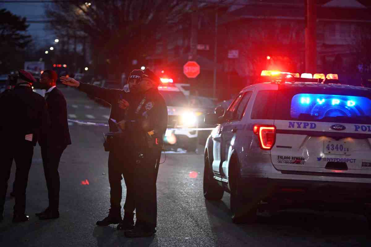 Queens bodega stabbing leaves man dead: NYPD