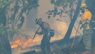 Miles luchan contra incendios forestales en oeste de EEUU y Canadá; humo causa mala calidad de aire