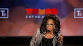 La empresa de Oprah Winfrey demanda por el podcast "Oprahdemics"