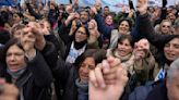 Abuelas y Madres de Plaza de Mayo marchan contra despidos en áreas de derechos humanos en Argentina | El Universal