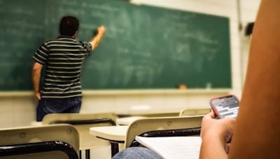 Ministerio de Educación advirtió que el uso de celulares en clase deberá aportar en el desarrollo académico