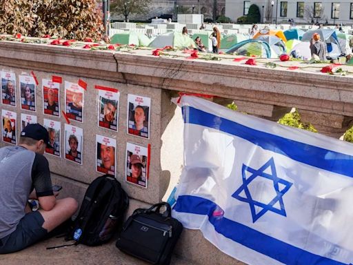 Estudiantes de la Universidad de Columbia colocan banderas de Israel frente a la sentada propalestina