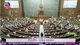 Dos hombres irrumpen en el parlamento de la India en el aniversario de un ataque mortal