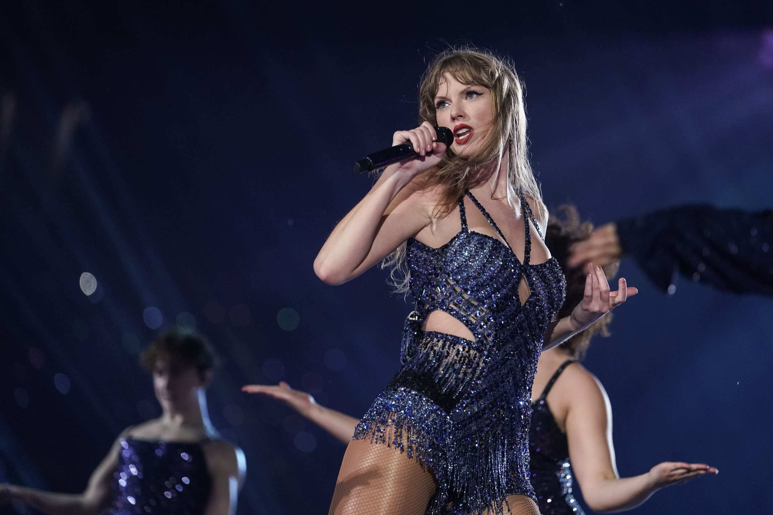 Taylor Swift war sirens warning: 'Don't panic!'