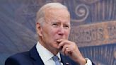 Biden abandona su renuencia a mencionar a Trump