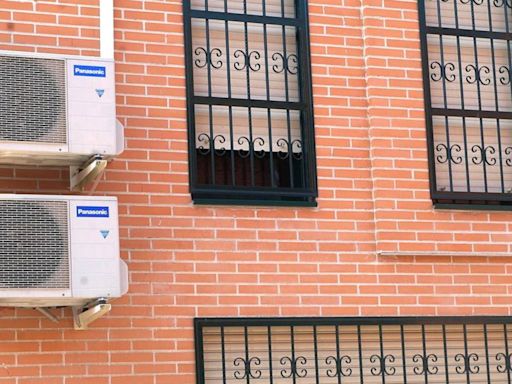 El truco clásico para evitar que caiga a la calle el agua del aire acondicionado