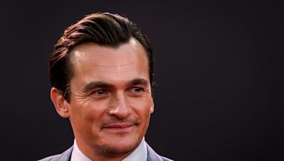 El actor Rupert Friend (Asteroid City), en la nueva entrega de Jurassic World