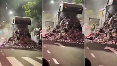 Escala el conflicto por las grúas en la Ciudad: un camión tiró la basura en una avenida porteña