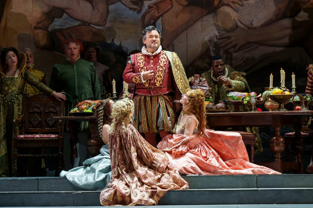 Review: Lyric’s ‘Rigoletto’ updates Verdi’s opera without robbing its vitality