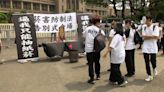 不滿加熱菸評估進度慢 抗議民眾政院前上演行動劇