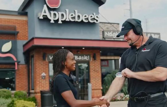 Watch Dan Campbell star as assistant manager in another hilarious Applebee’s commercial