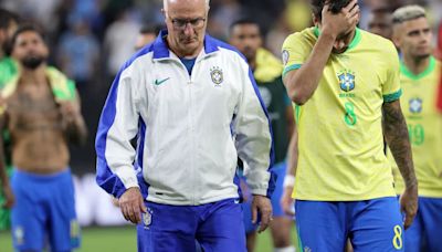 El encendido descargo del técnico de Brasil tras ser ignorado por sus jugadores en la charla antes de los penales contra Uruguay