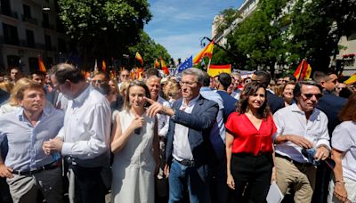 La manifestación del PP contra el Gobierno de Pedro Sánchez y la ley de amnistía en Madrid, en imágenes