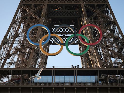 La Torre Eiffel mantiene los anillos olímpicos: la batalla entre la alcaldesa de París y los descendientes del creador del monumento