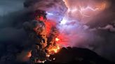 火山灰直衝21公里高！ 印尼魯仰火山多次噴發 當局急撤1.1萬人