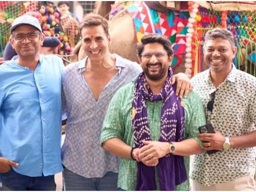 Akshay Kumar and Arshad Warsi celebrate 'Jolly LLB 3' wrap-on-set with the team | Hindi Movie News - Times of India