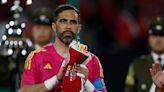 Bravo descarta volver al fútbol chileno y usa a Vidal de ejemplo: “Duele que lo basureen”
