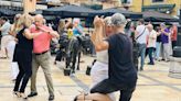 VIDEO: Invasión tanguera en Oviedo: a bailar todos en Trascorrales