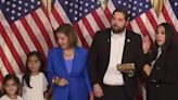 Pelosi explica por qué le dio un codazo a la hija de una congresista republicana