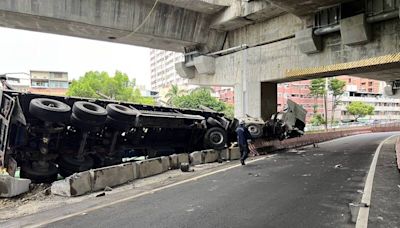 滿載鐵管大貨車從國1鼎金交流道掉落 駕駛生死未明