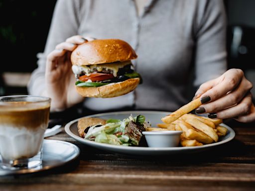 外食族「隱性飢餓」危機何解？營養保健品你吃錯了嗎？維他命B/維他命C/綜合維他命/魚油/益生菌推薦 iHerb免運＋輸入折扣碼再享78折