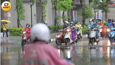 未來48小時降雨高峰！7縣市即刻大雨特報 雨量預測圖「中南部整片紅」