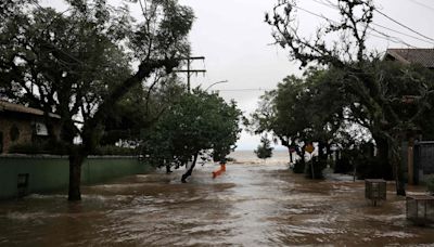 Porto Alegre remove famílias de mais um bairro e teme nova enchente recorde nesta terça
