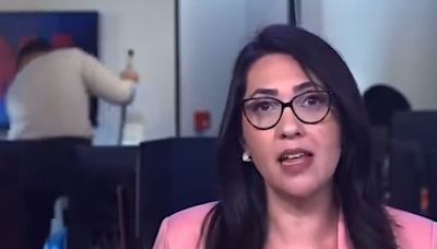 Repórter da CNN Brasil faz sujeira e varre a Redação ao vivo; assista ao vídeo