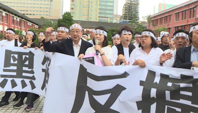 民進黨團頭綁布條喊"民主已死" 籲韓國瑜"回頭是岸"