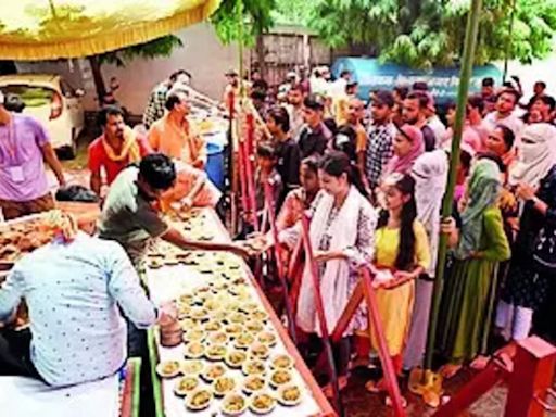 Bada Mangal ensures no one remains hungry, thirsty | Lucknow News - Times of India