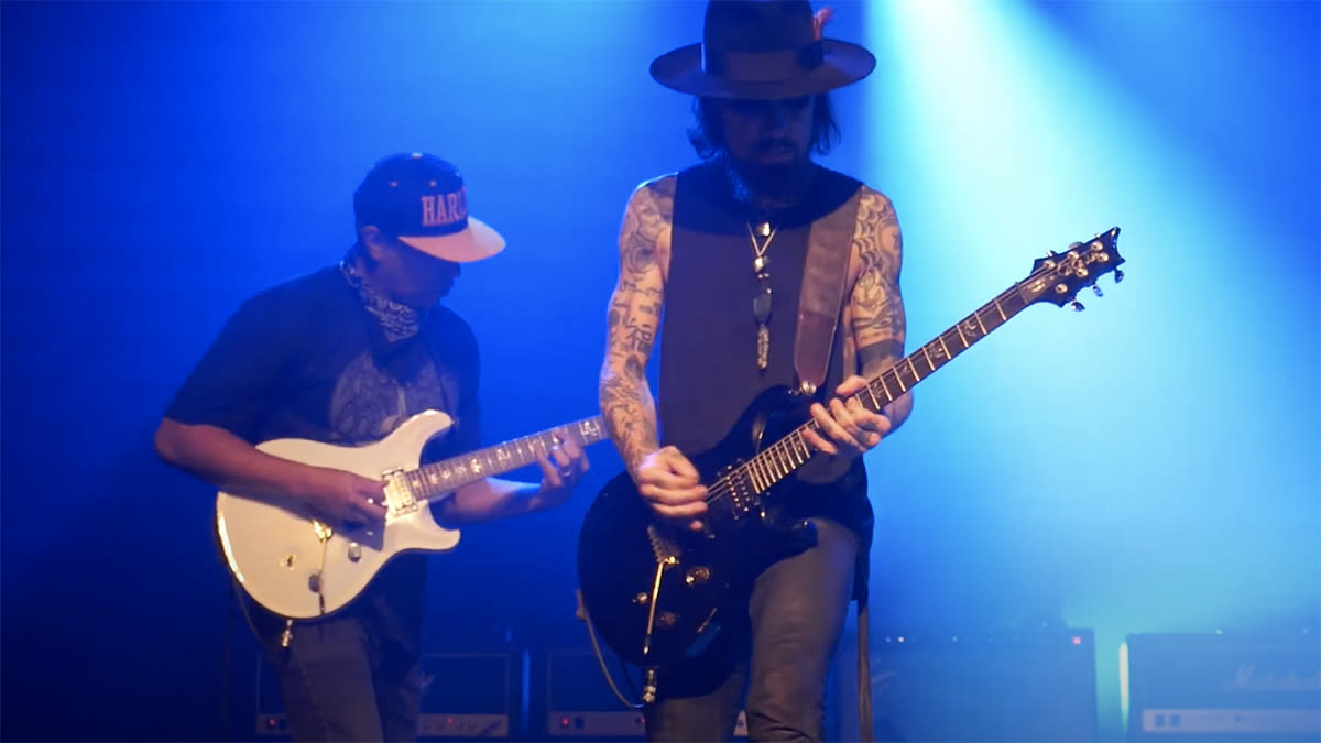 Tom Morello shreds Dave Navarro’s PRS – with his teeth –as he joins Jane’s Addiction to tear through Mountain Song