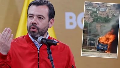 Alcalde de Bogotá condenó la quema de un bus del Sitp: “Es un acto criminal, no una forma válida de manifestarse”