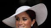 Meghan Markle luce un colgante de casi 500 dólares para 'proteger su paz'