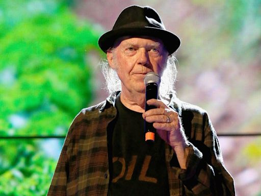 Neil Young and Stephen Stills reuniting for charity concert