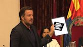 El alcalde de Elche (PP) denuncia en el pleno sufrir un "ataque homófobo" mientras vota en contra de condenar la violencia contra el colectivo LGTBI