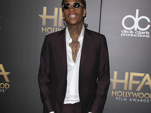 Wiz Khalifa acude a clubs de striptease con su madre