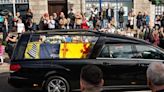英女皇靈車竟大字貼上殯儀公司名稱 英國民眾表示反感：不能接受