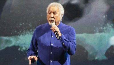 Tom Jones emocionó en su regreso a Buenos Aires, impactó con la potencia de su voz e hizo bailar a todos con “Sex Bomb”