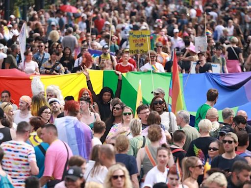 Las calles de Berlín se visten de colores y brillos para celebrar el Día del Orgullo Gay